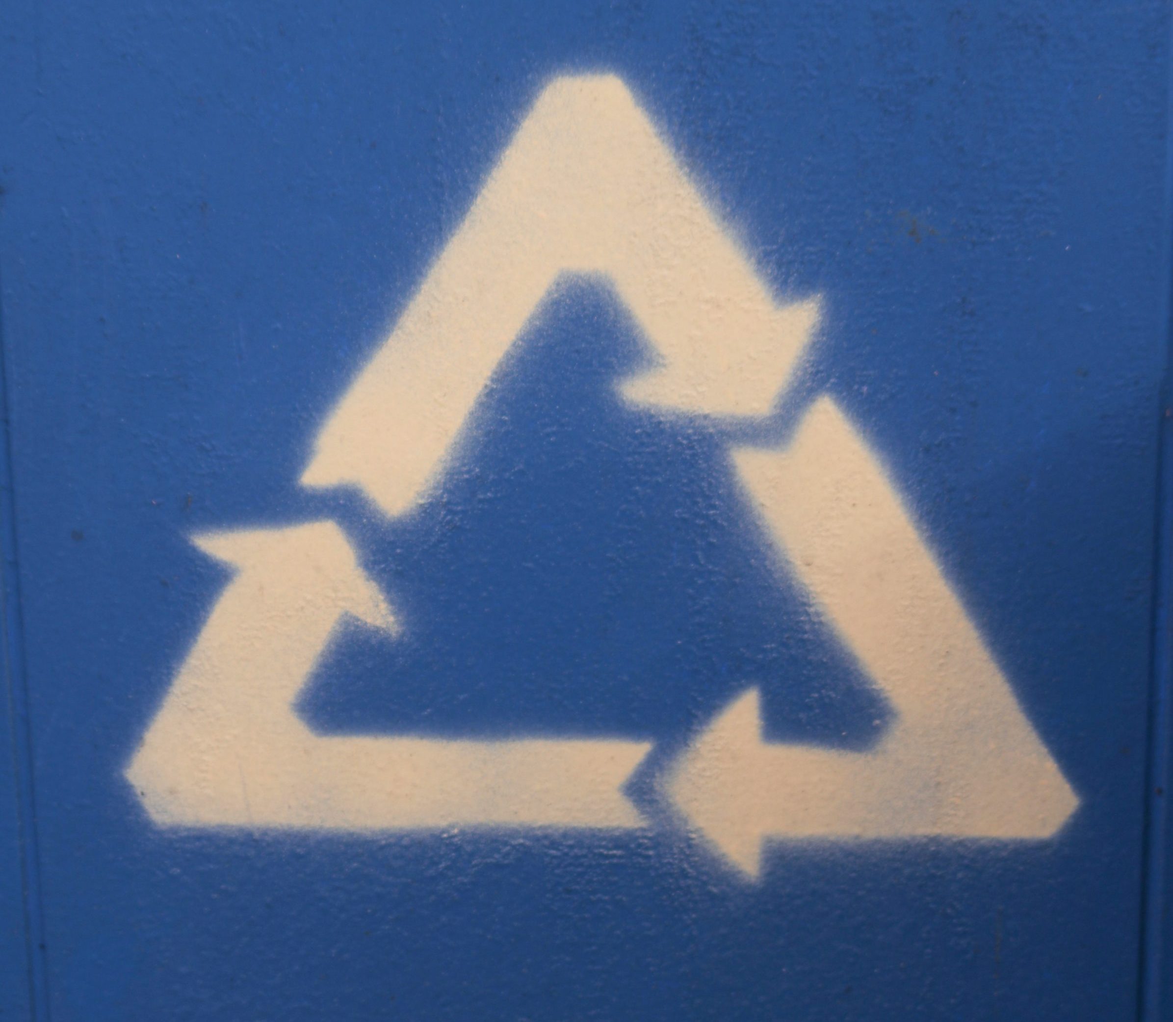 símbolo del reciclaje en forma triangular